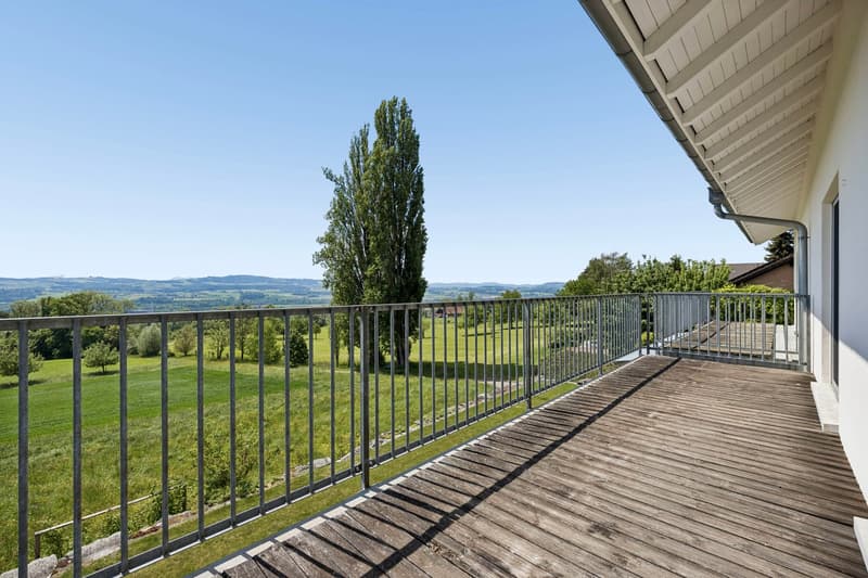 Family idyll with panorama and sustainable energy supply (3)
