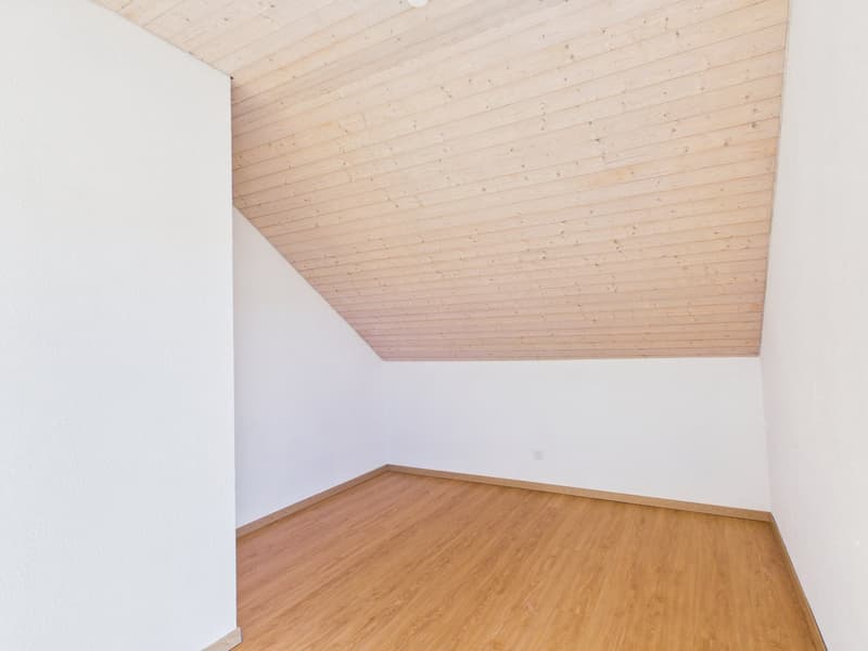 empty room, wooden floor, white walls, wooden ceiling