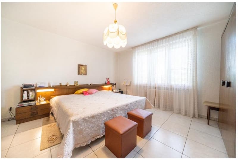 Appartement de 3,5 pièces au rez-de-chaussée rénové dans une maison de deux familles bien entretenue (5)