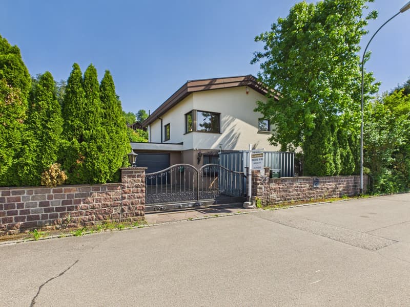 Maison de famille exclusive de 6,5 pièces avec piscine, jardin d'hiver et beaucoup de privacité à Arch BE (23)
