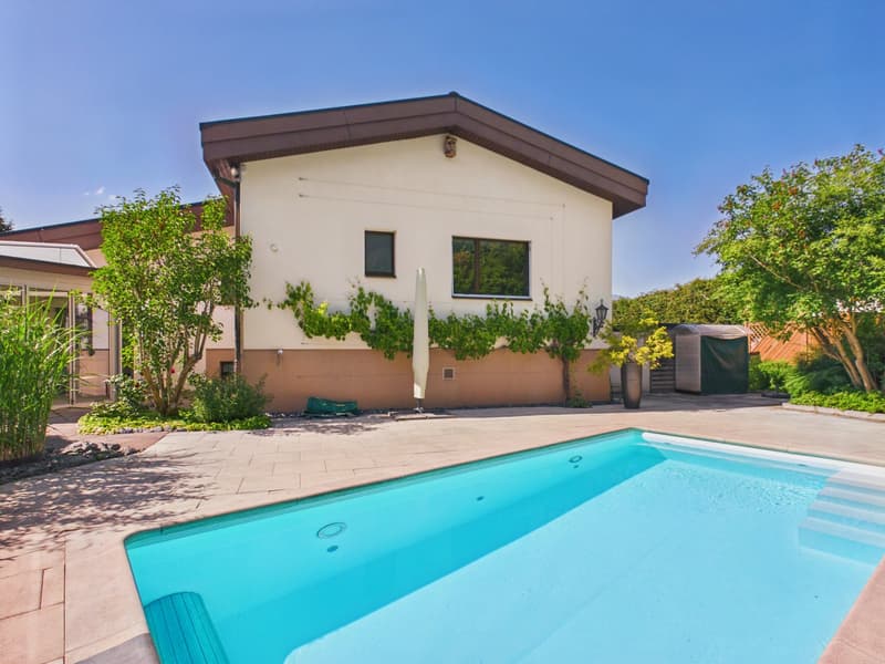 Maison de famille exclusive de 6,5 pièces avec piscine, jardin d'hiver et beaucoup de privacité à Arch BE (22)