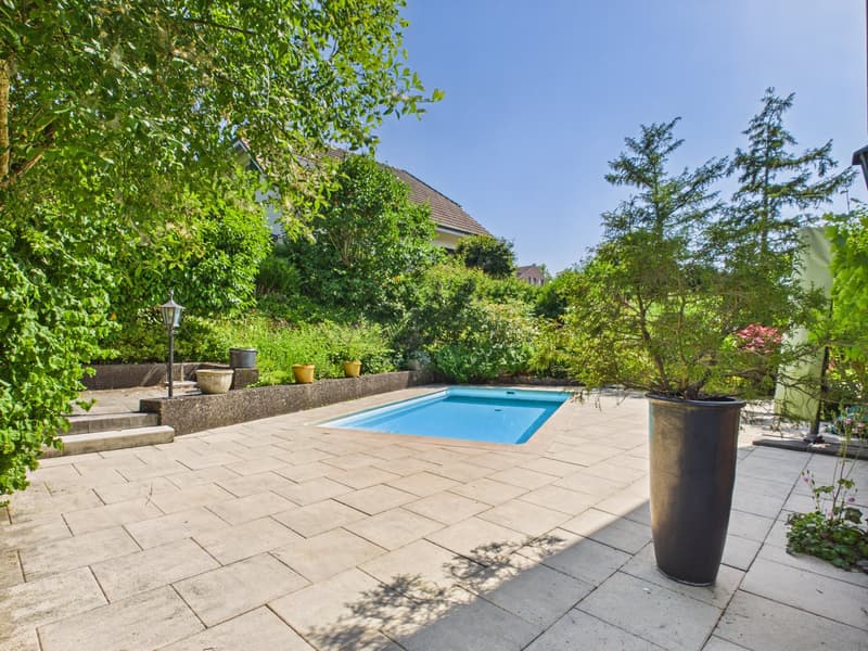 Maison de famille exclusive de 6,5 pièces avec piscine, jardin d'hiver et beaucoup de privacité à Arch BE (21)