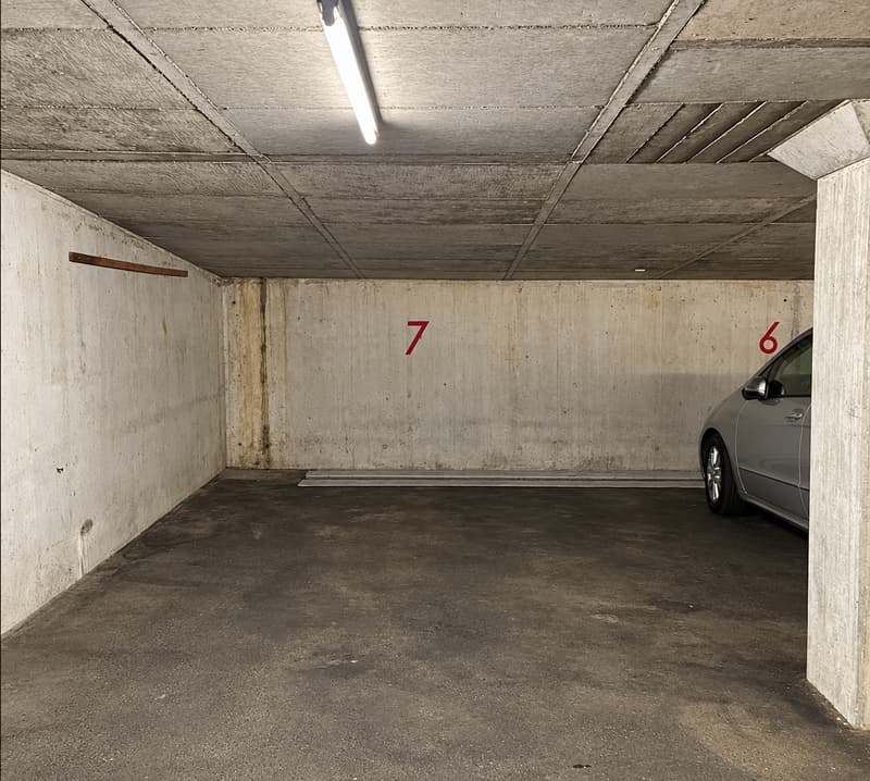 Einstellhallenplatz in gepflegter Tiefgarage zu vermieten (1)