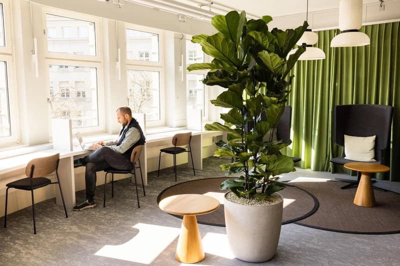 Fest verankert, flexibel genutzt – der HeadsQuarter Fix Desk (1)