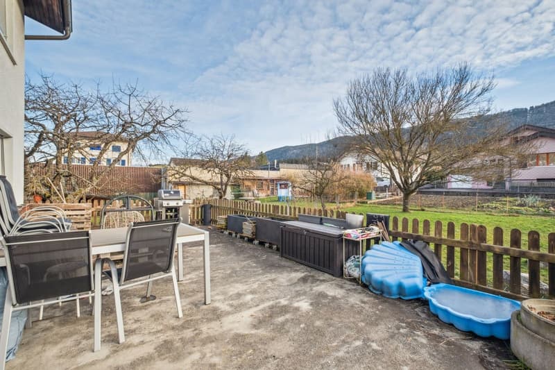 Gebäude mit 2 Wohnungen, 1 Friseursalon, einem Baugrundstück (12)
