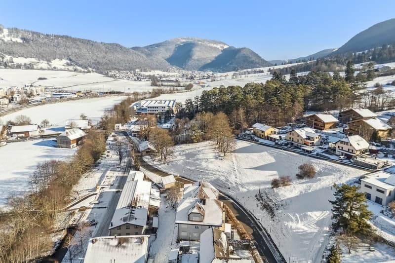 RARE OPPORTUNITY IN CORGÉMONT: Beautiful 5.5-room apartment with garage-workshop (3)