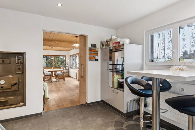 Cuisine lumineuse avec agencement pratique.