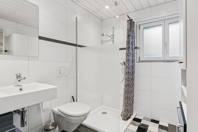 Salle de bains lumineuse et fonctionnelle.