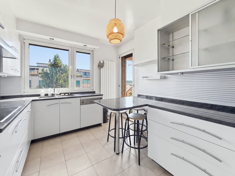 Spacieux appartement familial de 5.5 pièces avec balcon et parking à Carouge (7)