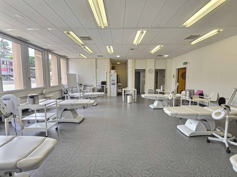 Agréables bureaux lumineux d'environ 115 m2 (1)