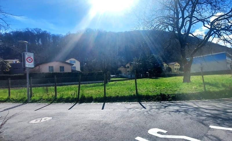 Caslano: Terrain constructible ? Opportunité unique à proximité du lac et dans un quartier résidentiel exclusif (2)