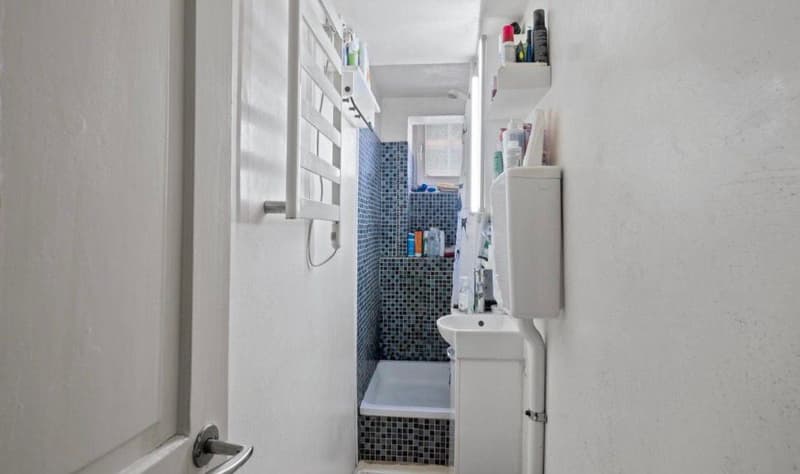 small bathroom with shower, sink, and toilet