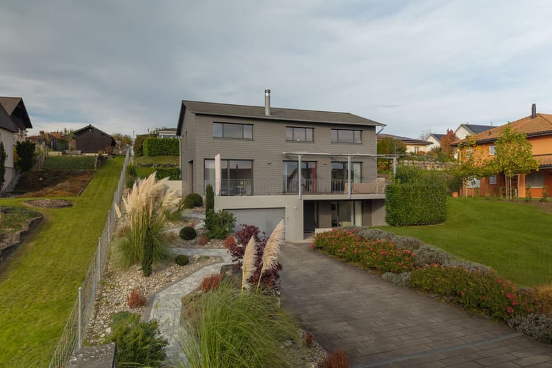 Timeless architecture in a quiet residential area (1)