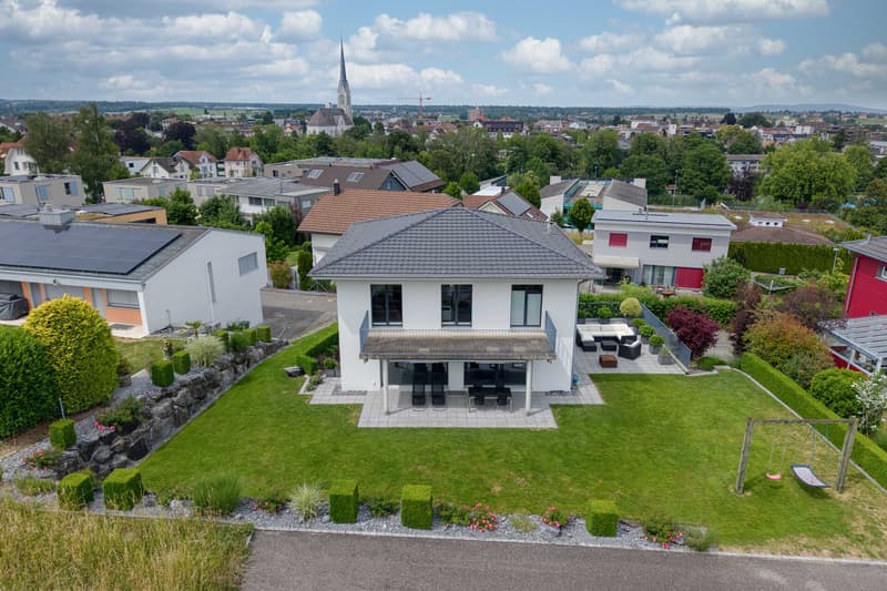 Modernes Einfamilienhaus mit grosser Wohnfläche und Garten in Amriswil (1)