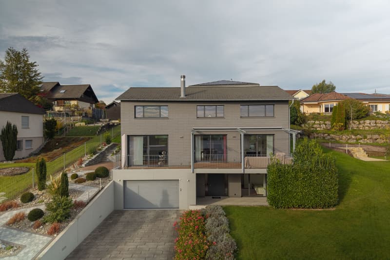 Zeitlose Architektur an ruhiger Wohnlage (1)