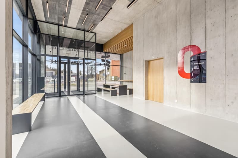 Espace de bureau attractif avec terrasse sur le toit privée (3)
