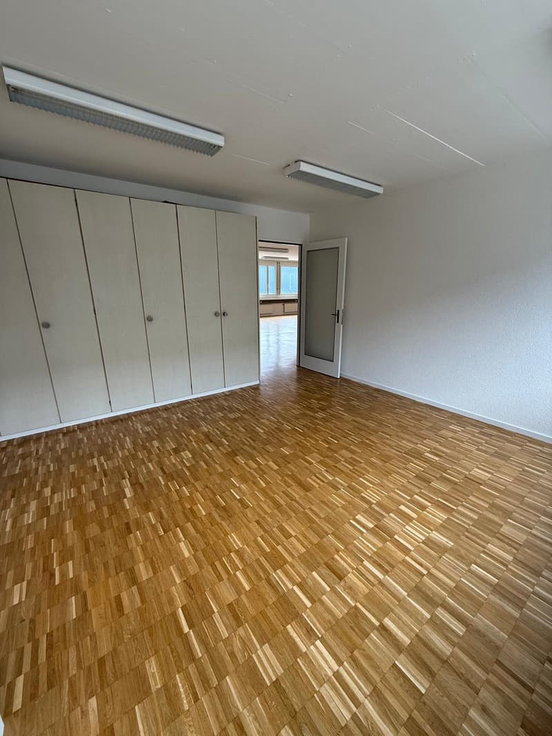 Espace de bureau spacieux à louer à Dietikon (3)