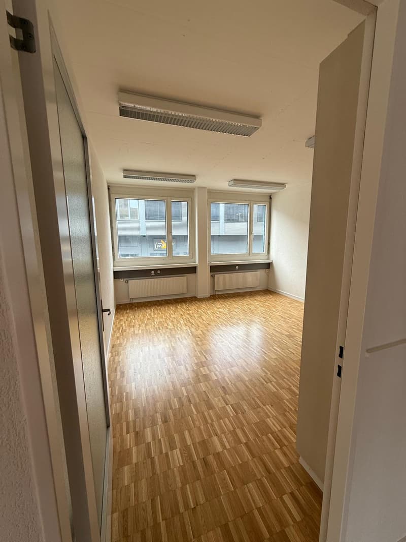 Espace de bureau spacieux à louer à Dietikon (4)