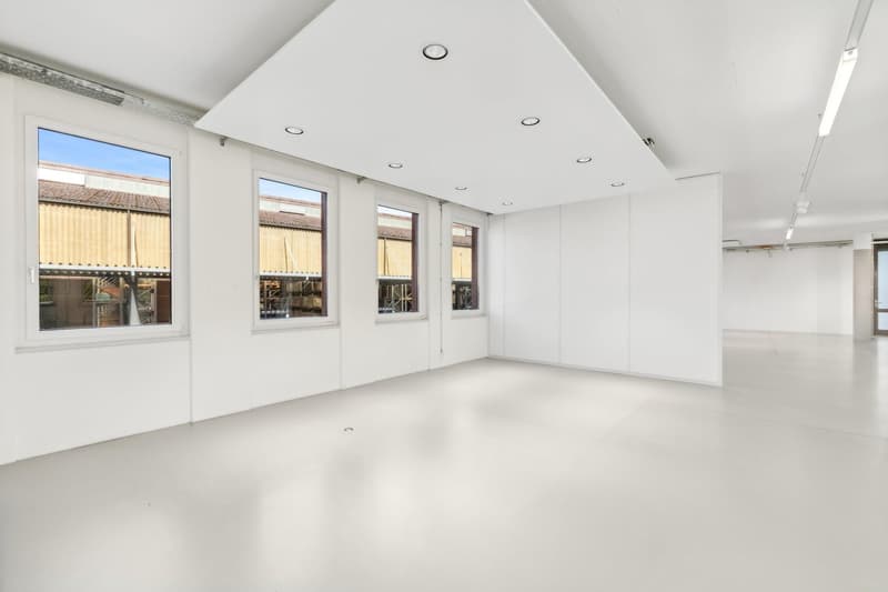 Spazi ufficiali luminosi con ampio open space (2)