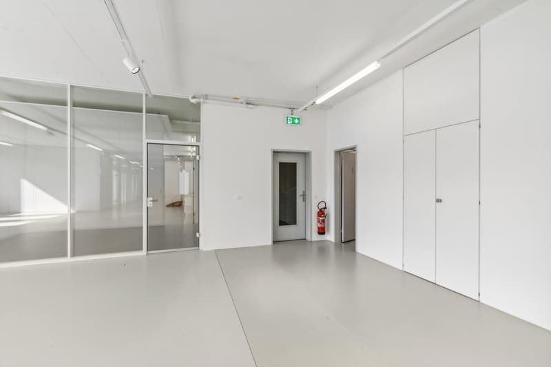 Spazi ufficiali luminosi con ampio open space (3)