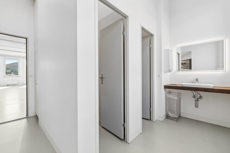 Spazi ufficiali luminosi con ampio open space (6)