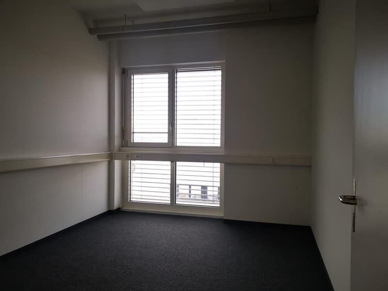 Expanded office in top location (8)