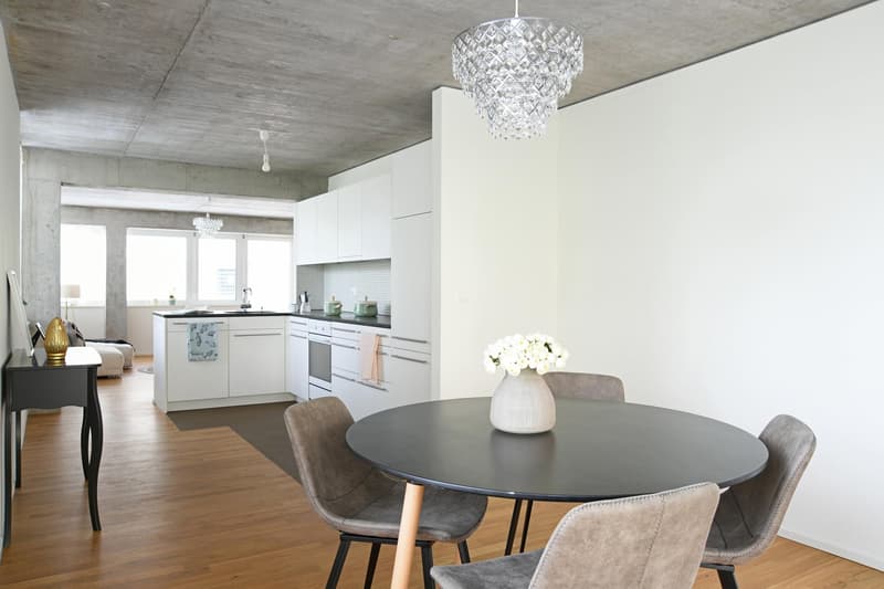 Beautiful apartment with seating area! (2)