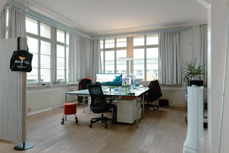 Espace de bureau spacieux et lumineux avec caractère (3)