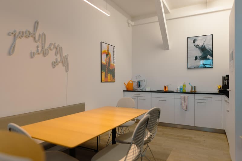 Espace de bureau spacieux et lumineux avec caractère (5)
