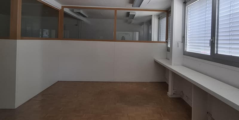 Capannone industriale funzionale 861 m2 con alta altezza del soffitto e unità di ufficio (7)