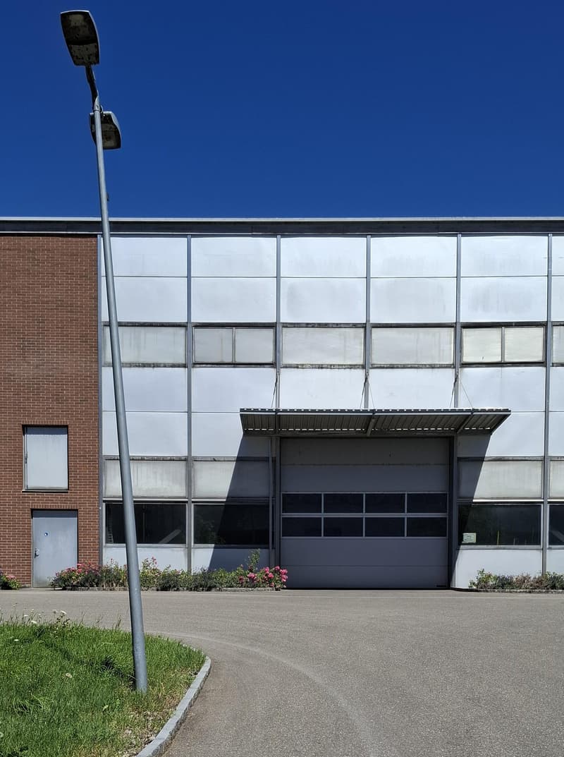 Capannone industriale funzionale 861 m2 con alta altezza del soffitto e unità di ufficio (2)