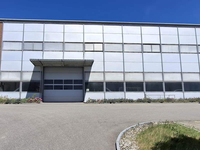 Capannone industriale funzionale 861 m2 con alta altezza del soffitto e unità di ufficio (1)