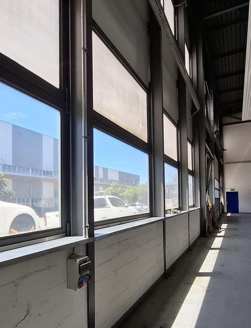 Capannone industriale funzionale 861 m2 con alta altezza del soffitto e unità di ufficio (4)
