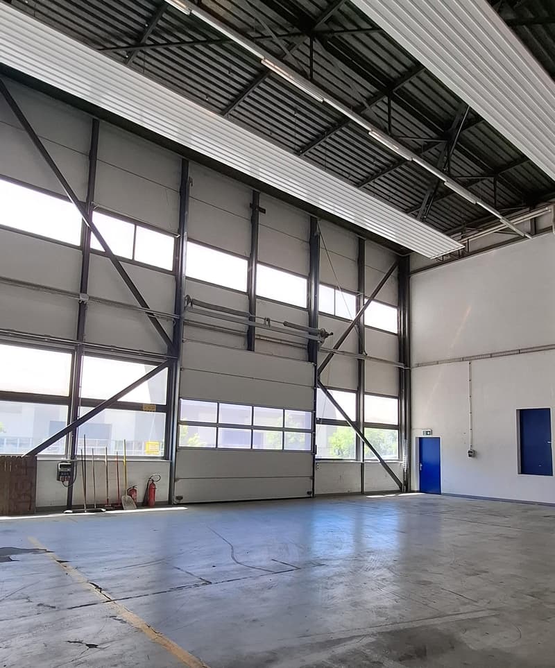 Capannone industriale funzionale 861 m2 con alta altezza del soffitto e unità di ufficio (3)