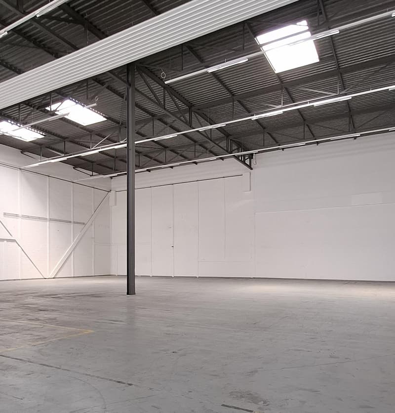 Capannone industriale funzionale 861 m2 con alta altezza del soffitto e unità di ufficio (5)