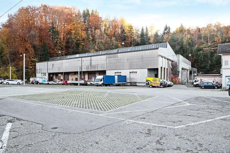 Magazzino spazioso in una posizione ben collegata (1)