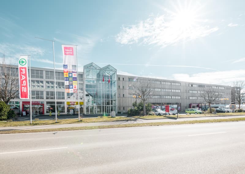 Immeuble commercial à Niederhasli (1)