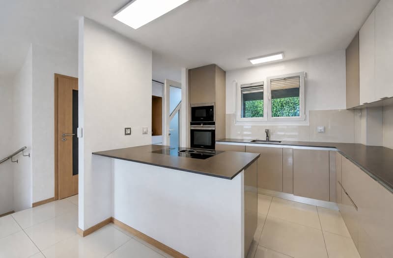 Semi-detached villa with 5.5 rooms and private garden space of 200m2 (2)