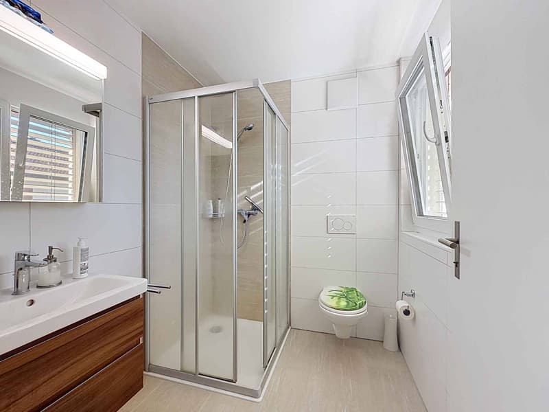 Appartement de 2,5 pièces avec balcon et 2 places de parc (8)