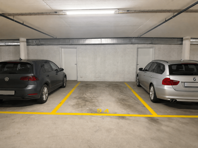 GROSSER TIEFGARAGENPARKPLATZ AN ZENTRALER LAGE (1)