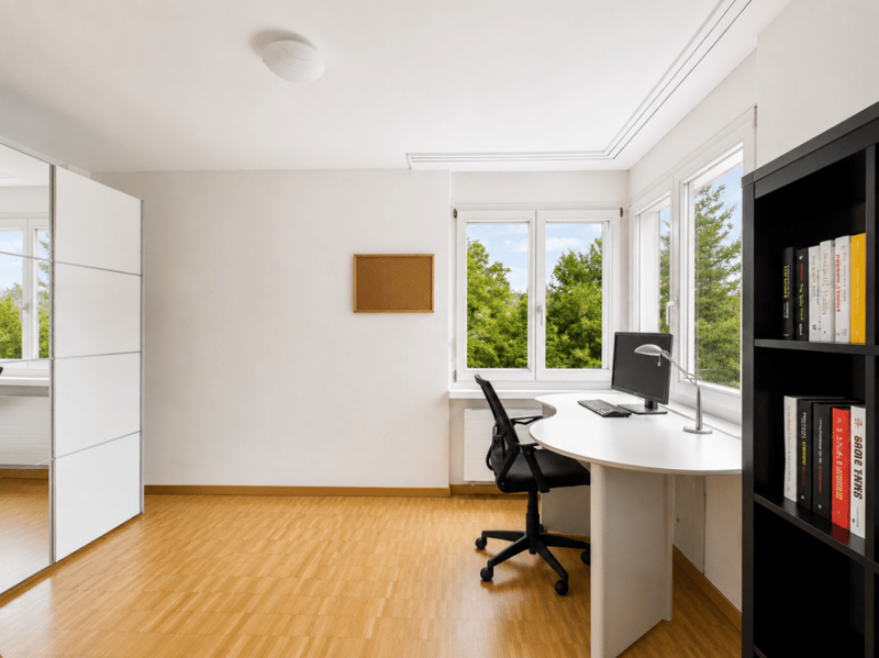 VIEL PLATZ UND SONNIGER BALKON MIT BLICK INS GRÜNE (4)