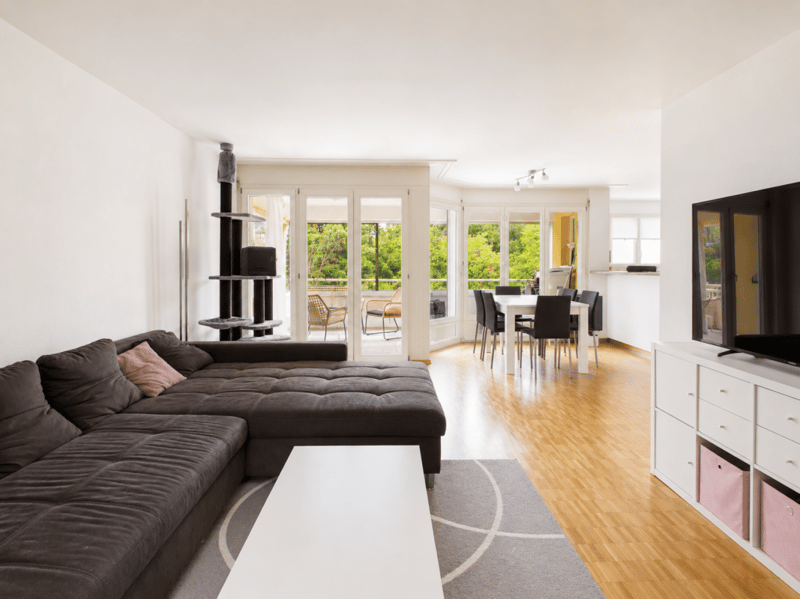 VIEL PLATZ UND SONNIGER BALKON MIT BLICK INS GRÜNE (2)
