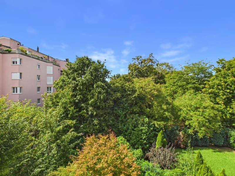 VIEL PLATZ UND SONNIGER BALKON MIT BLICK INS GRÜNE (5)