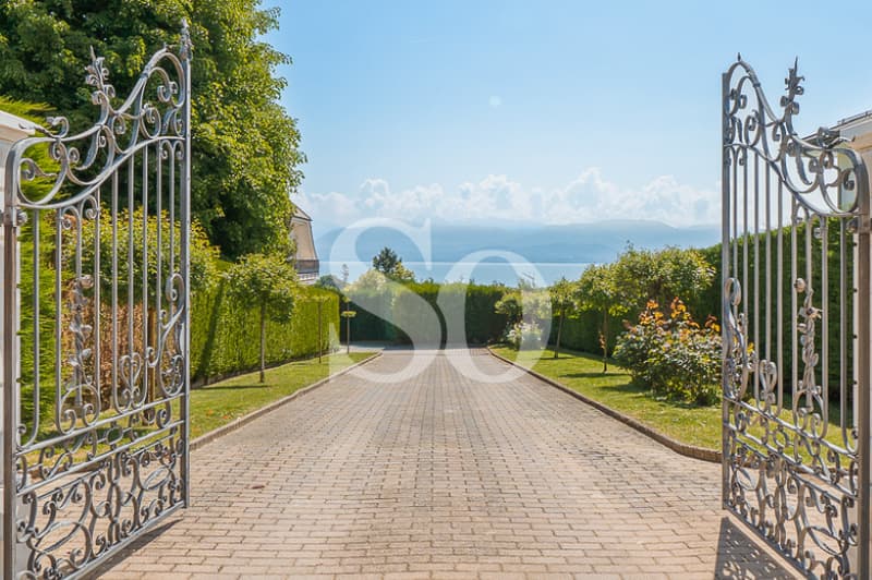 Villa mit Panoramablick in Dully (1)