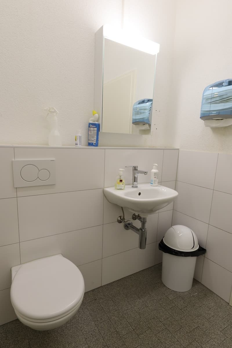 Attractive office with integrated tea kitchen & separate toilet (6)
