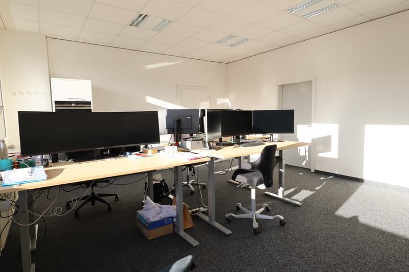 Attractive office with integrated tea kitchen & separate toilet (3)