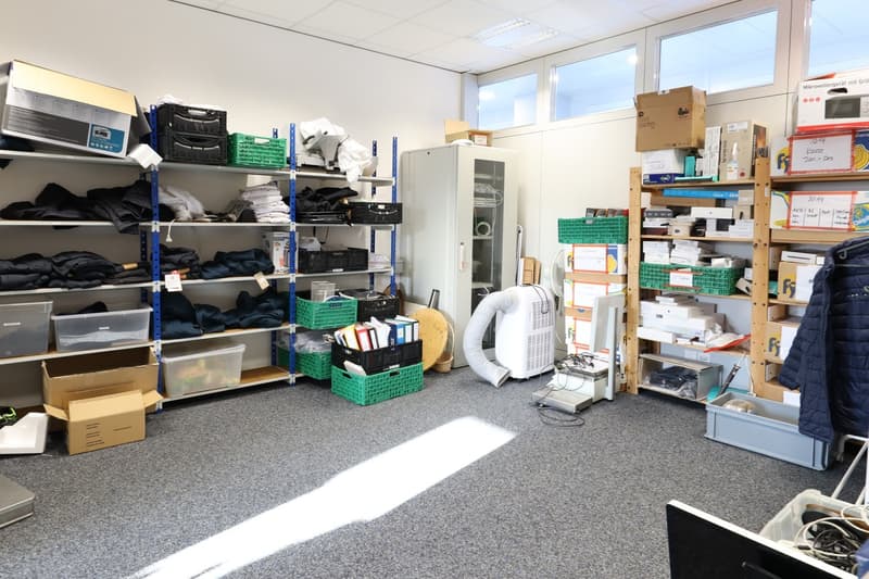 Attractive office with integrated tea kitchen & separate toilet (5)