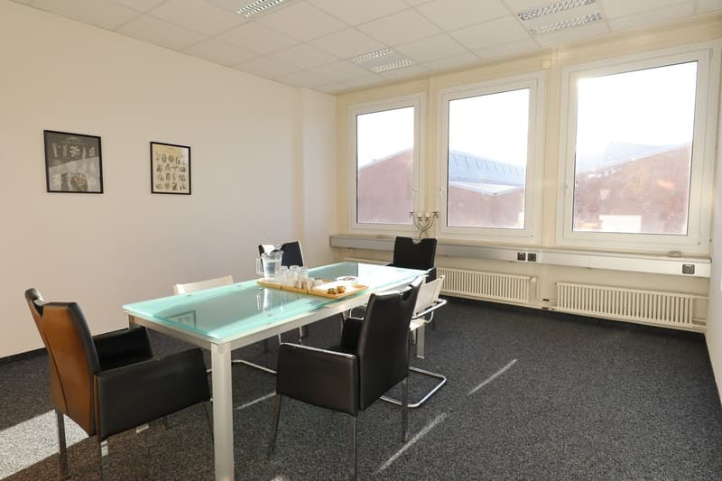 Attractive office with integrated tea kitchen & separate toilet (4)