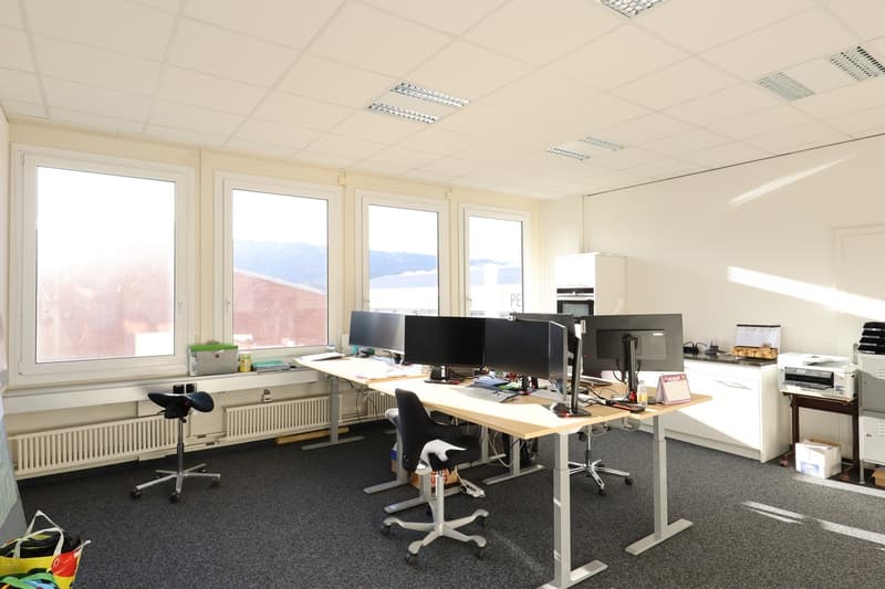Attractive office with integrated tea kitchen & separate toilet (2)