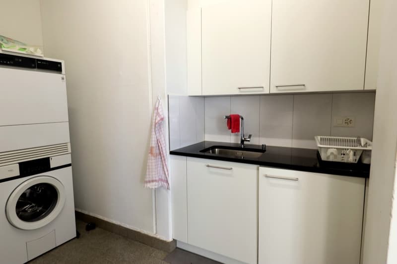Attractive office with integrated tea kitchen & separate toilet (7)